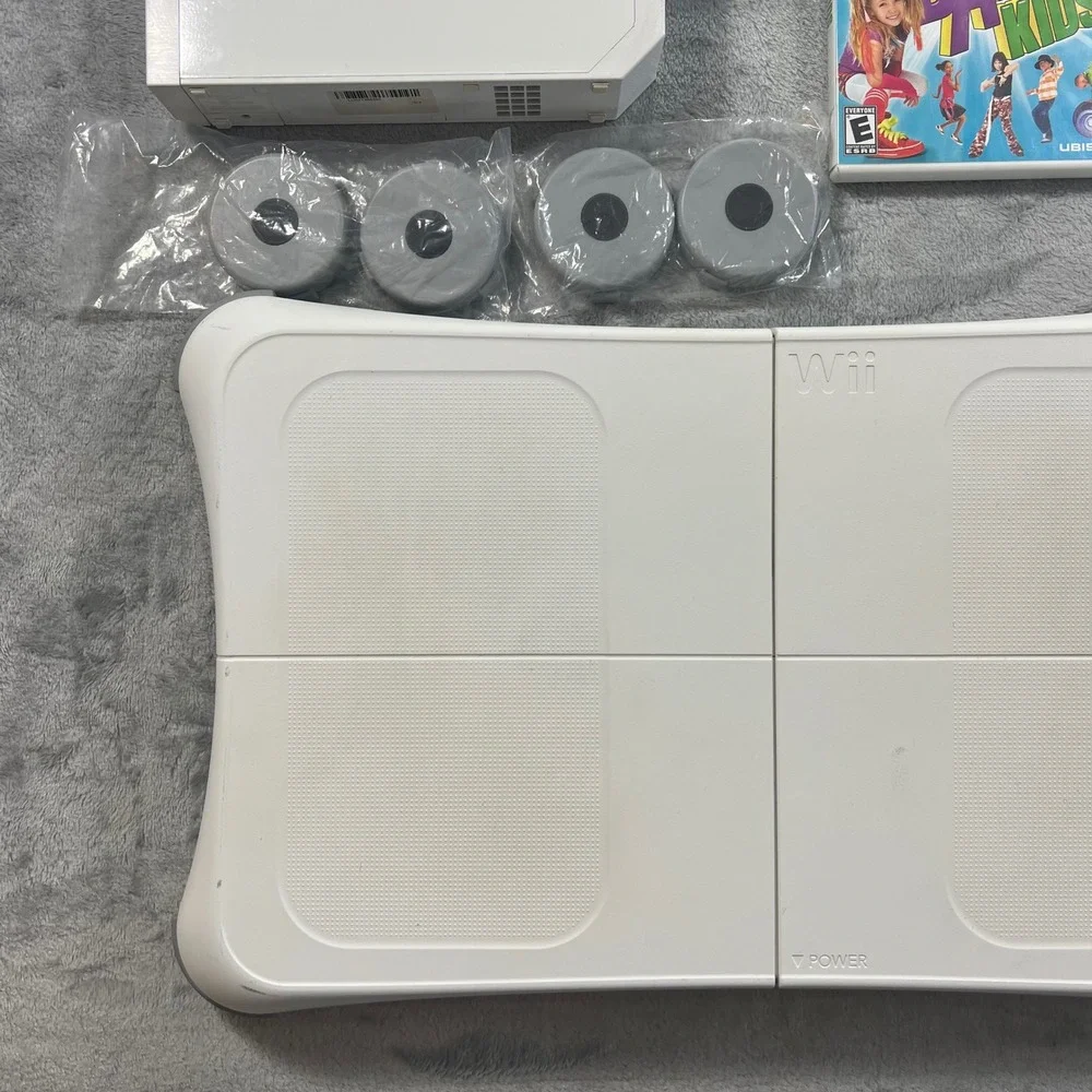 Nintendo Wii Bundle White Console 6‎ Games 2 Remotes Nunchucks Balance Board Fit